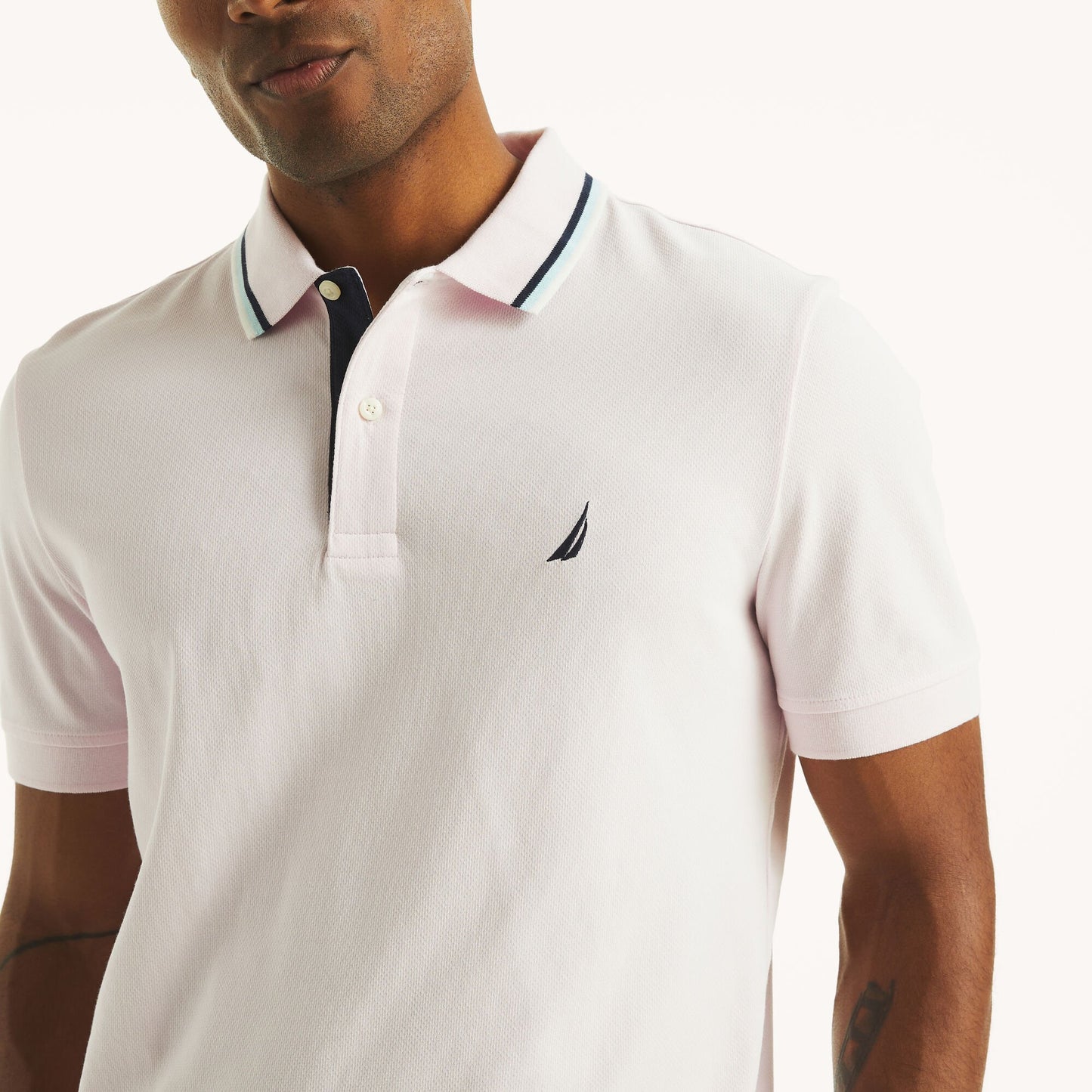 Chemise regular con cuello ribeteado