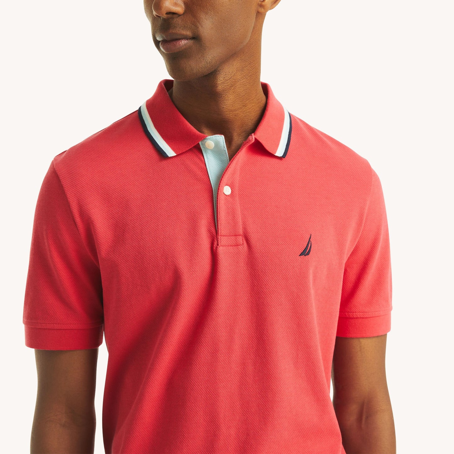 Chemise regular con cuello ribeteado