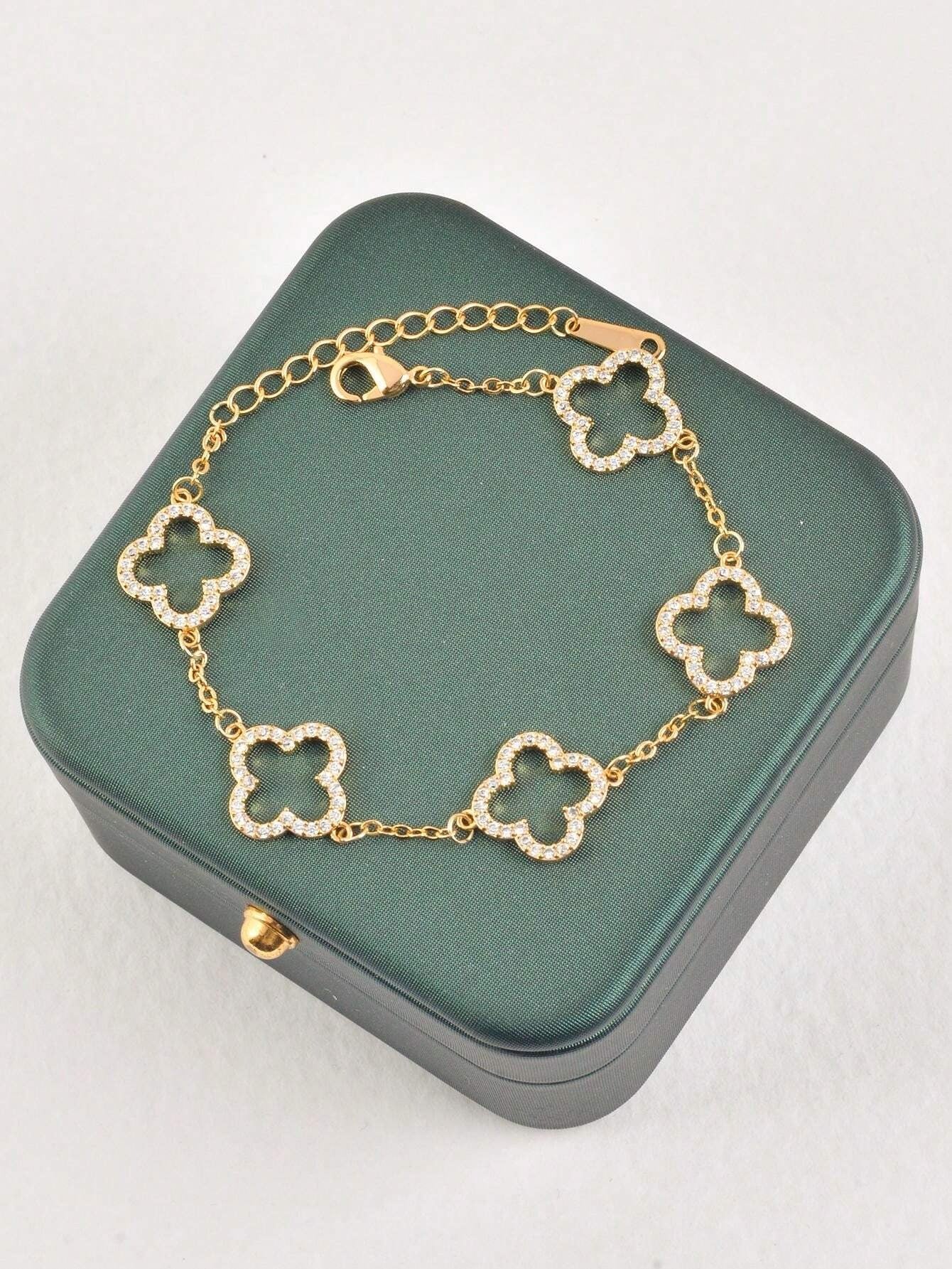 Brazalete con diseño de trébol