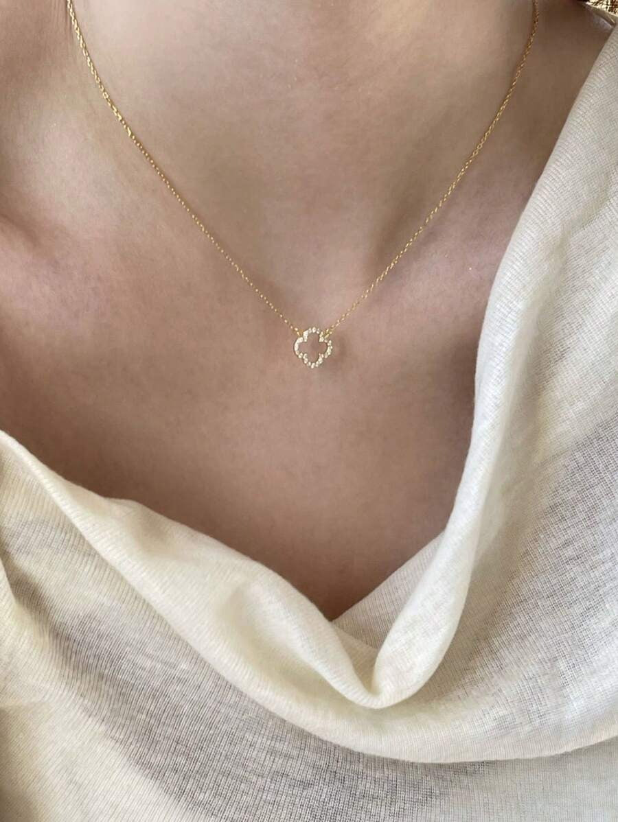 Collar con diseño de trébol