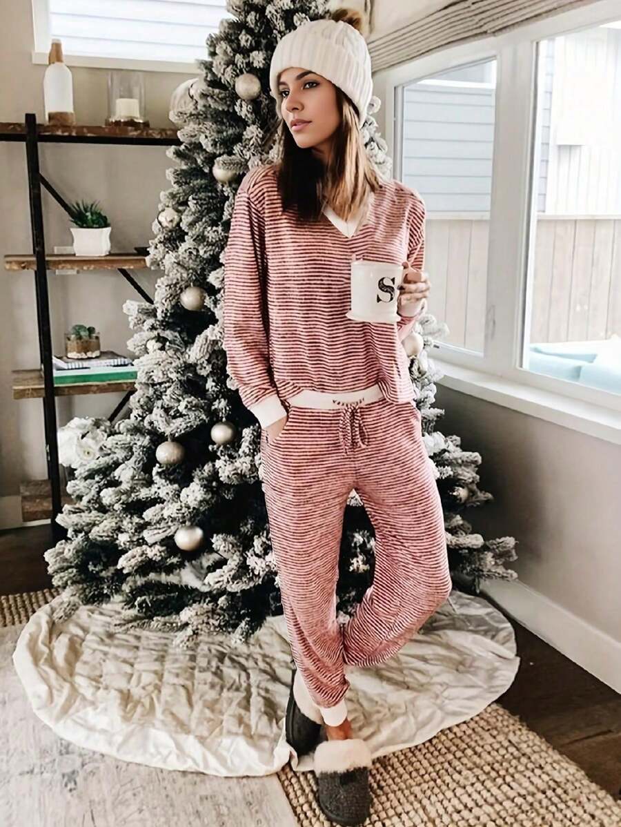 Pijama de navidad con diseño de rayas