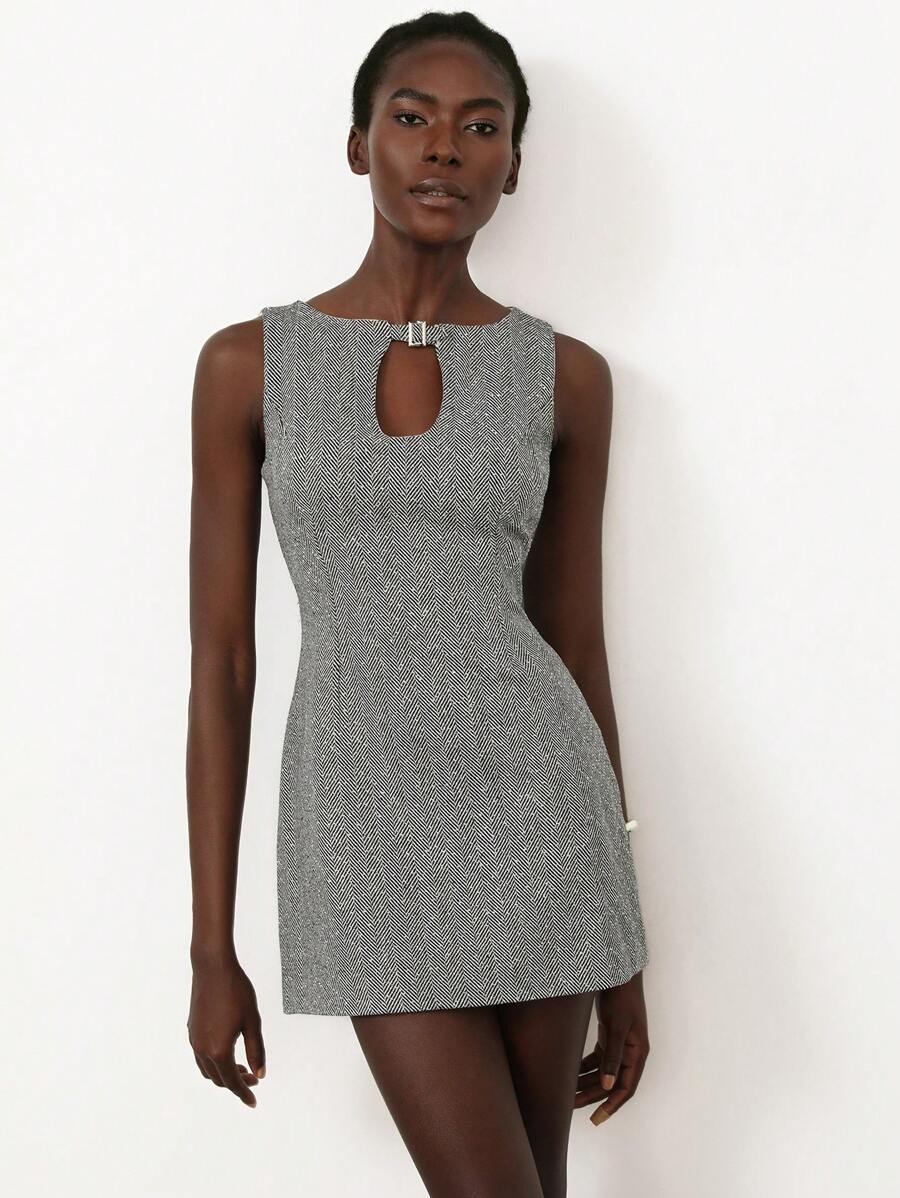 Vestido corto con broche en cuello