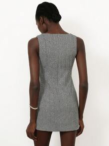 Vestido corto con broche en cuello