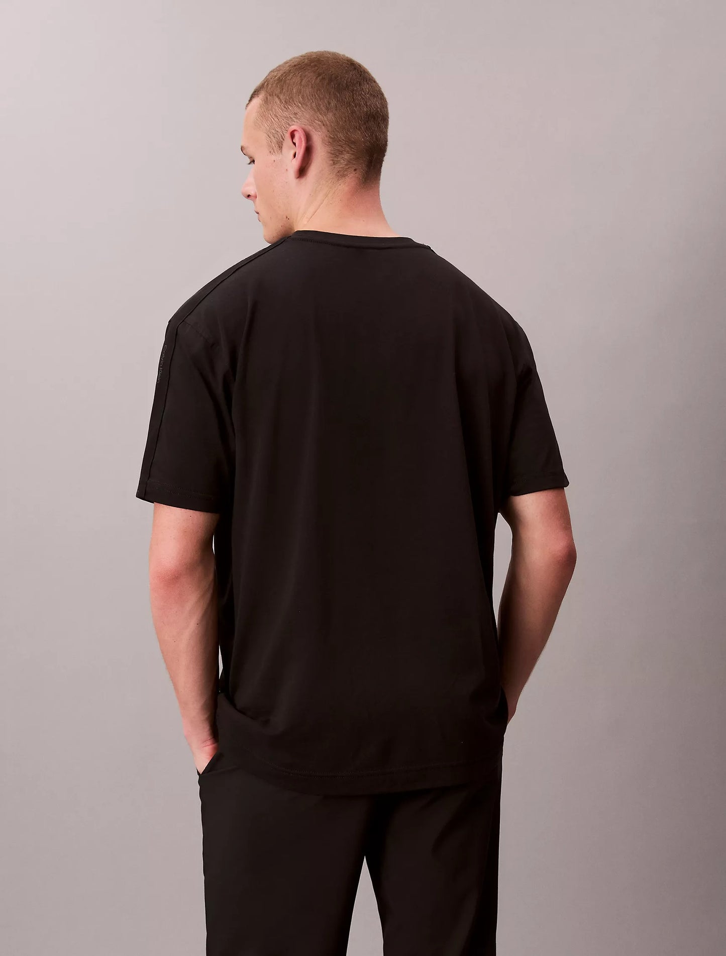 Franela deportiva unicolor con cinta en hombros