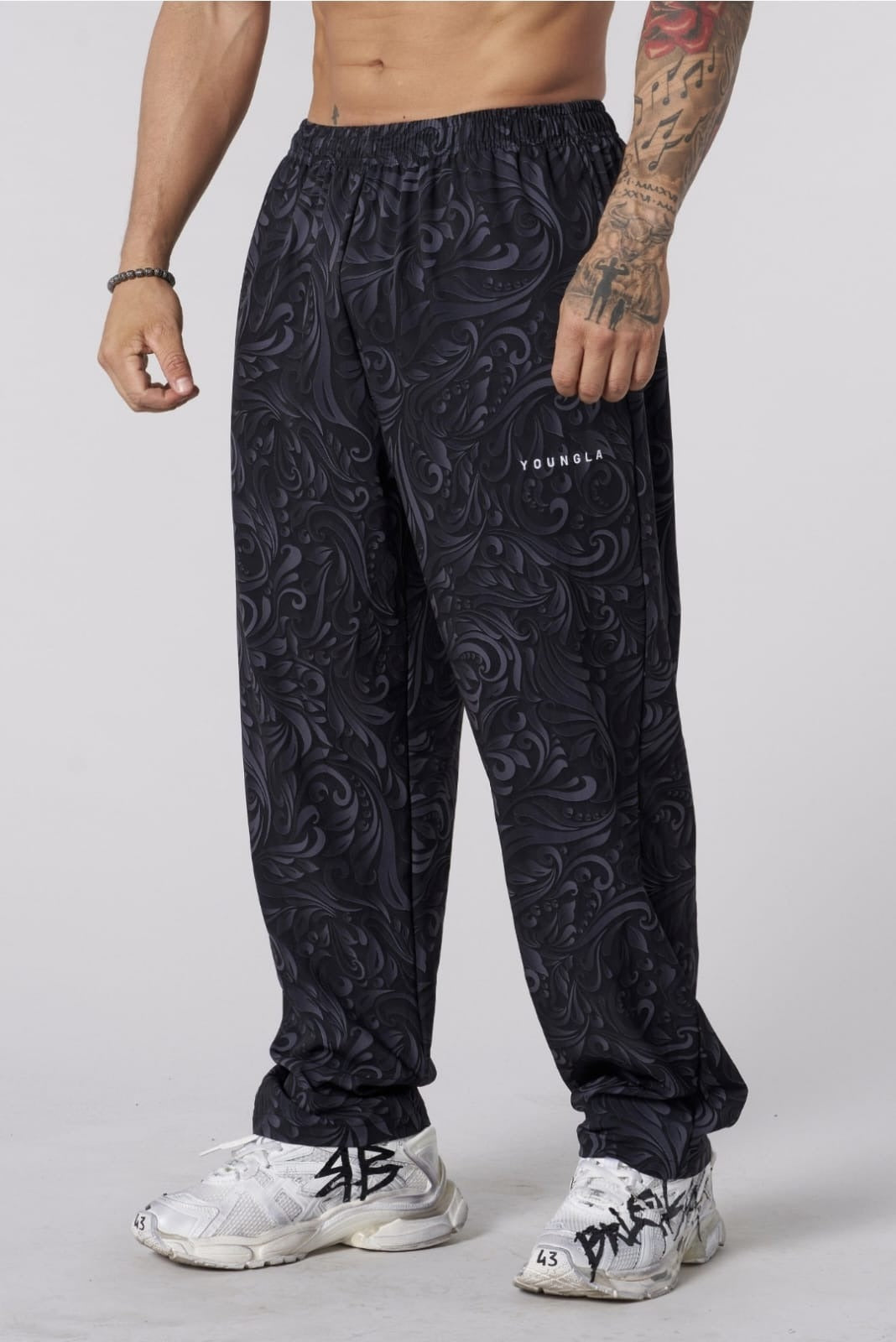 Pantalón de entrenar holgado con estampado