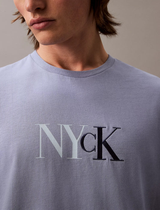 Franela cuello redondo con bordado central