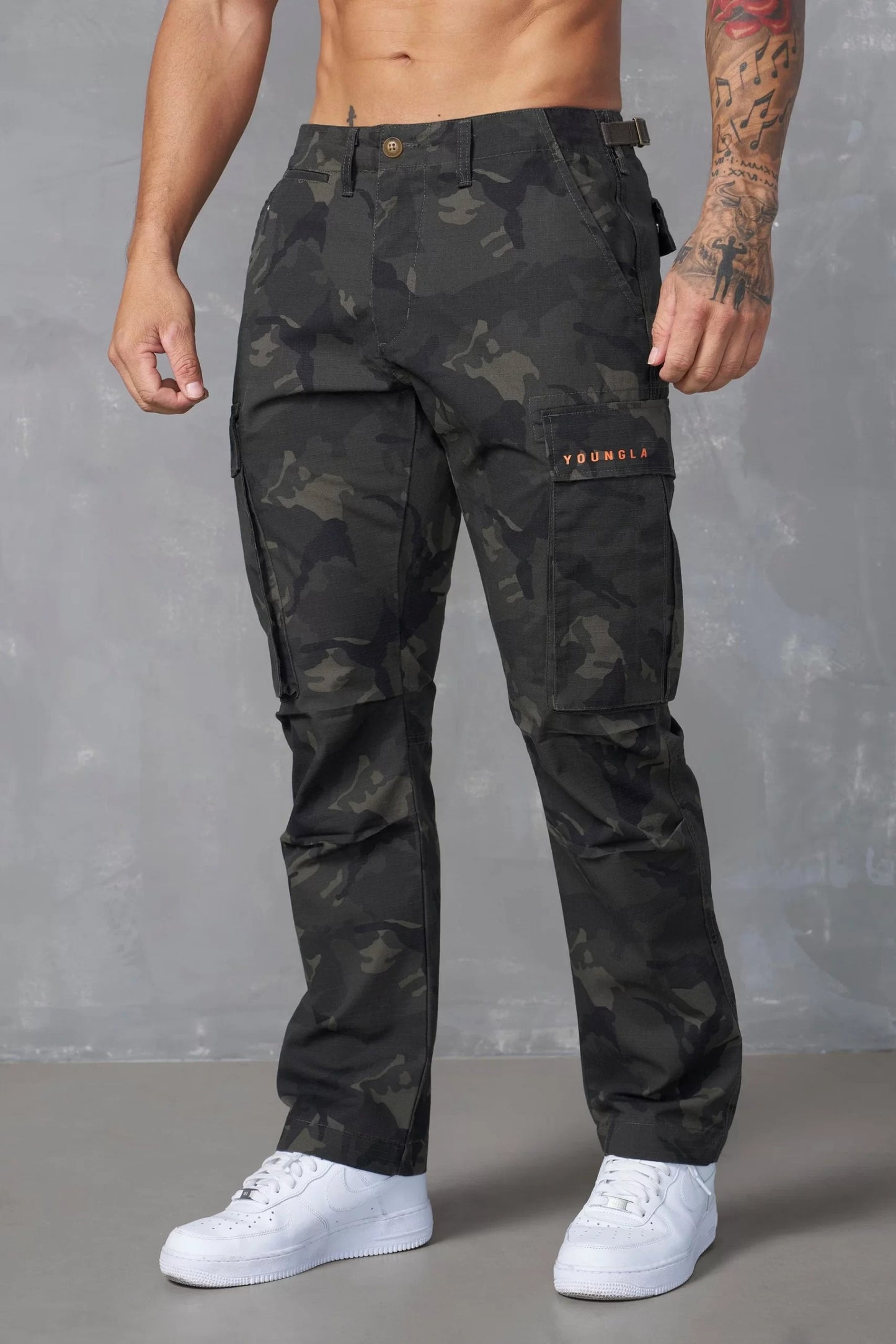 Pantalón holgado tipo cargo con camuflaje