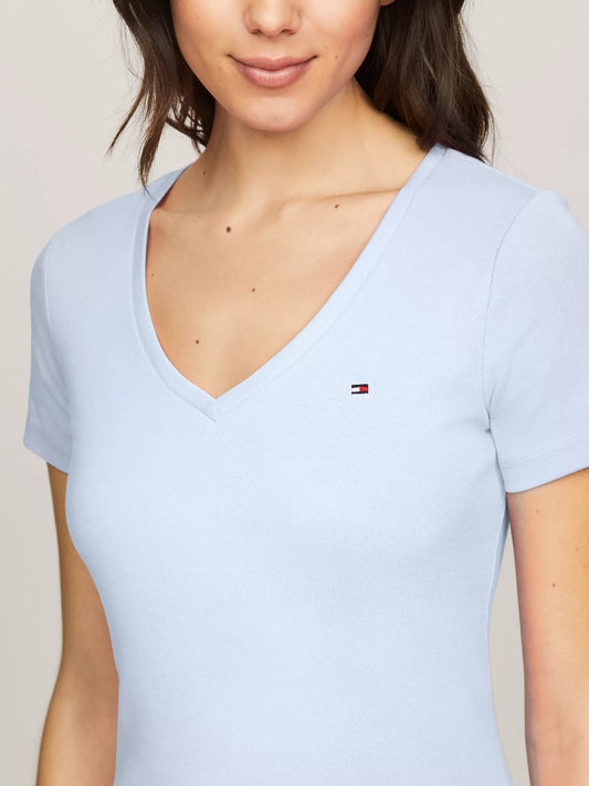 Franela cuello en V unicolor con logo