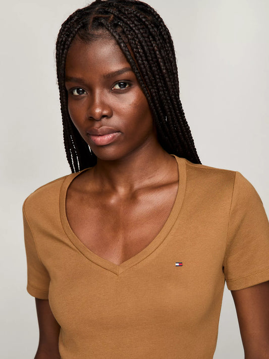 Franela cuello en V unicolor con logo