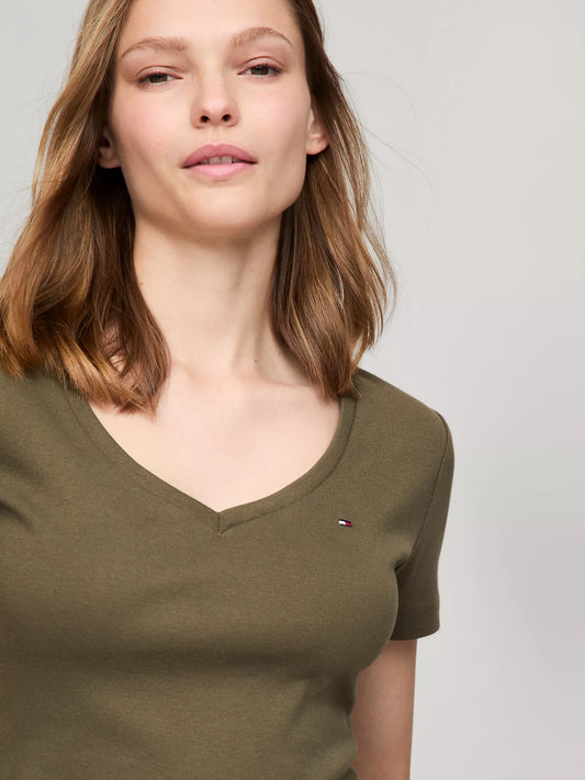 Franela cuello en V unicolor con logo