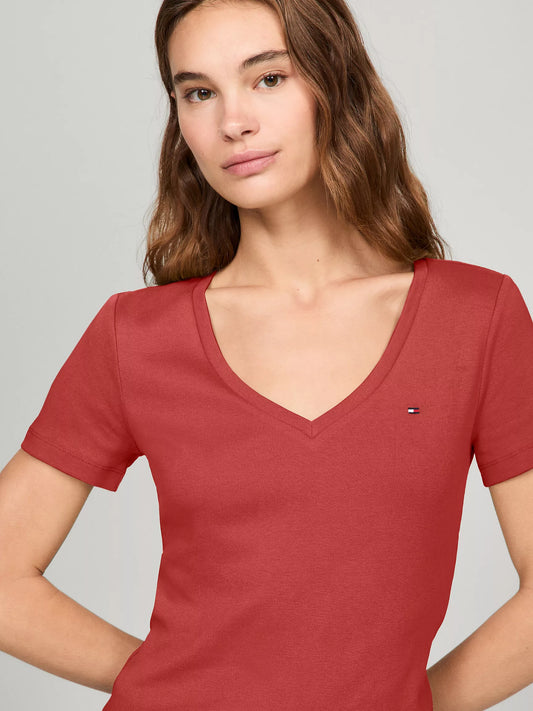 Franela cuello en V unicolor con logo