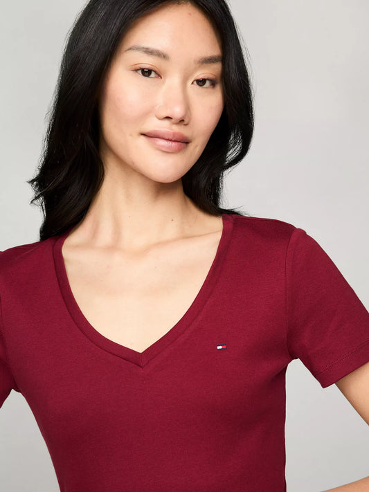 Franela cuello en V unicolor con logo