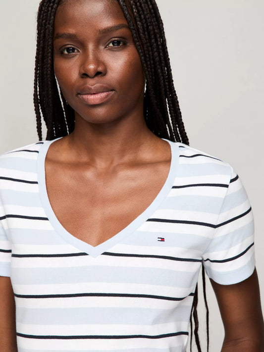 Franela cuello en V con patrón de franjas