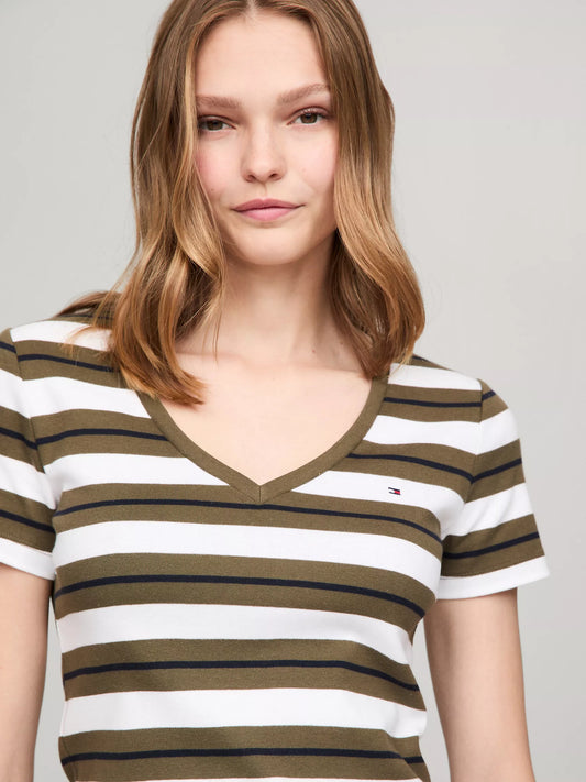 Franela cuello en V con patrón de franjas