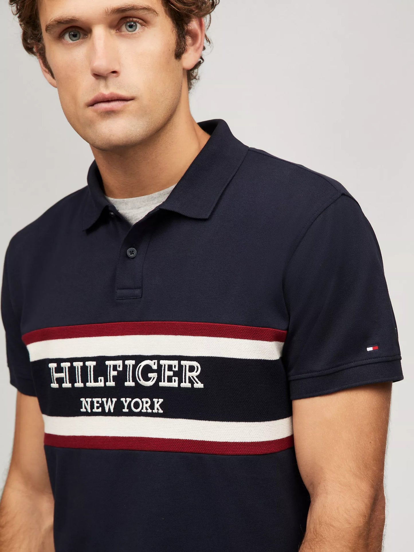 Chemise regular con logo bordando central