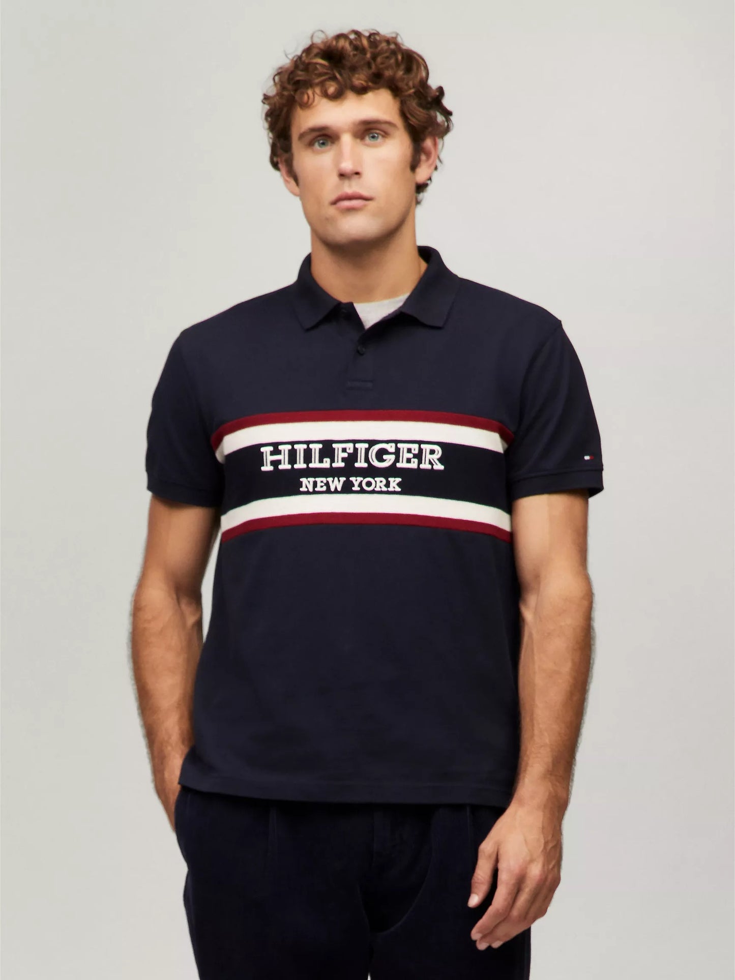 Chemise regular con logo bordando central