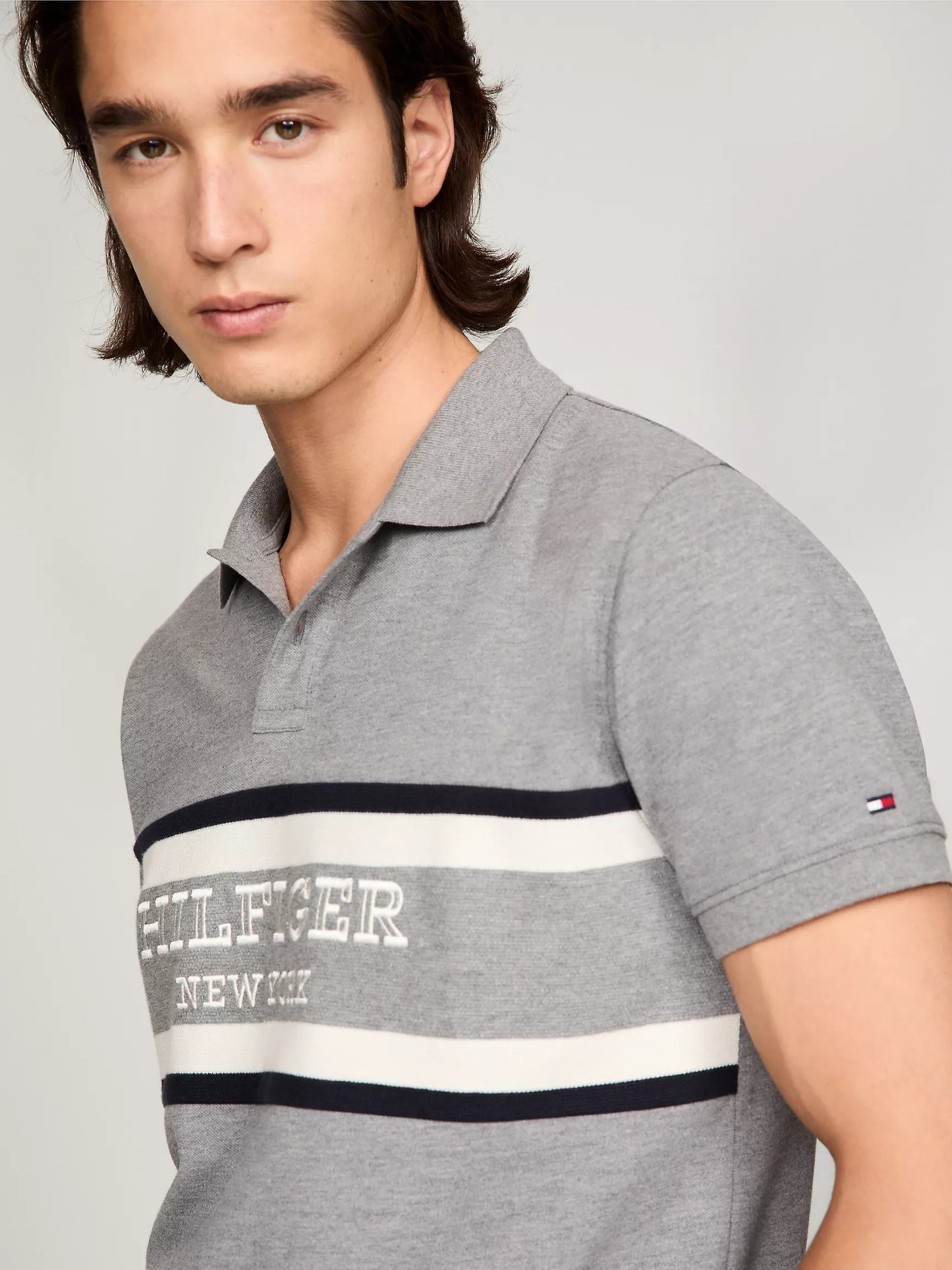 Chemise regular con logo bordando central