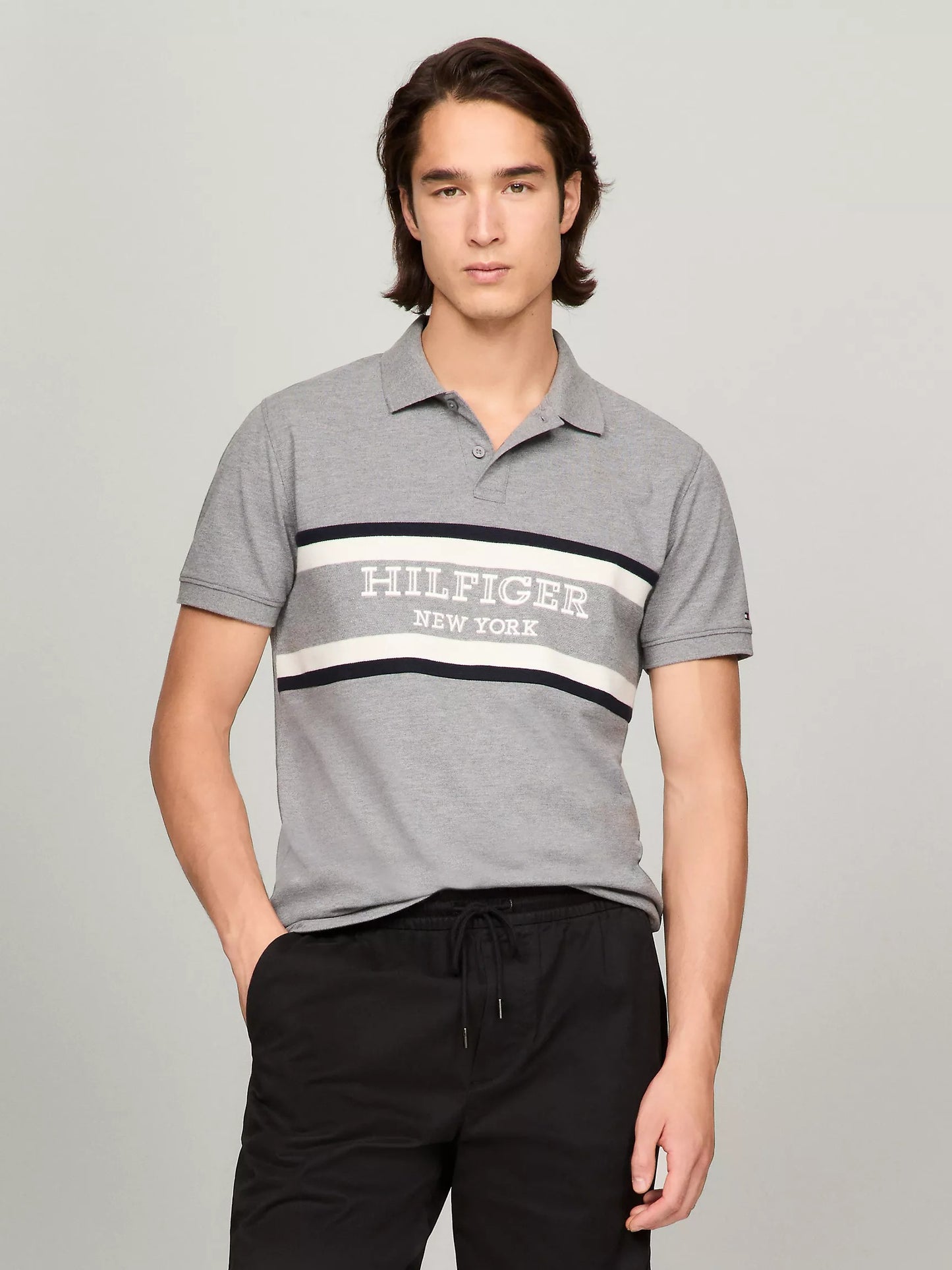 Chemise regular con logo bordando central
