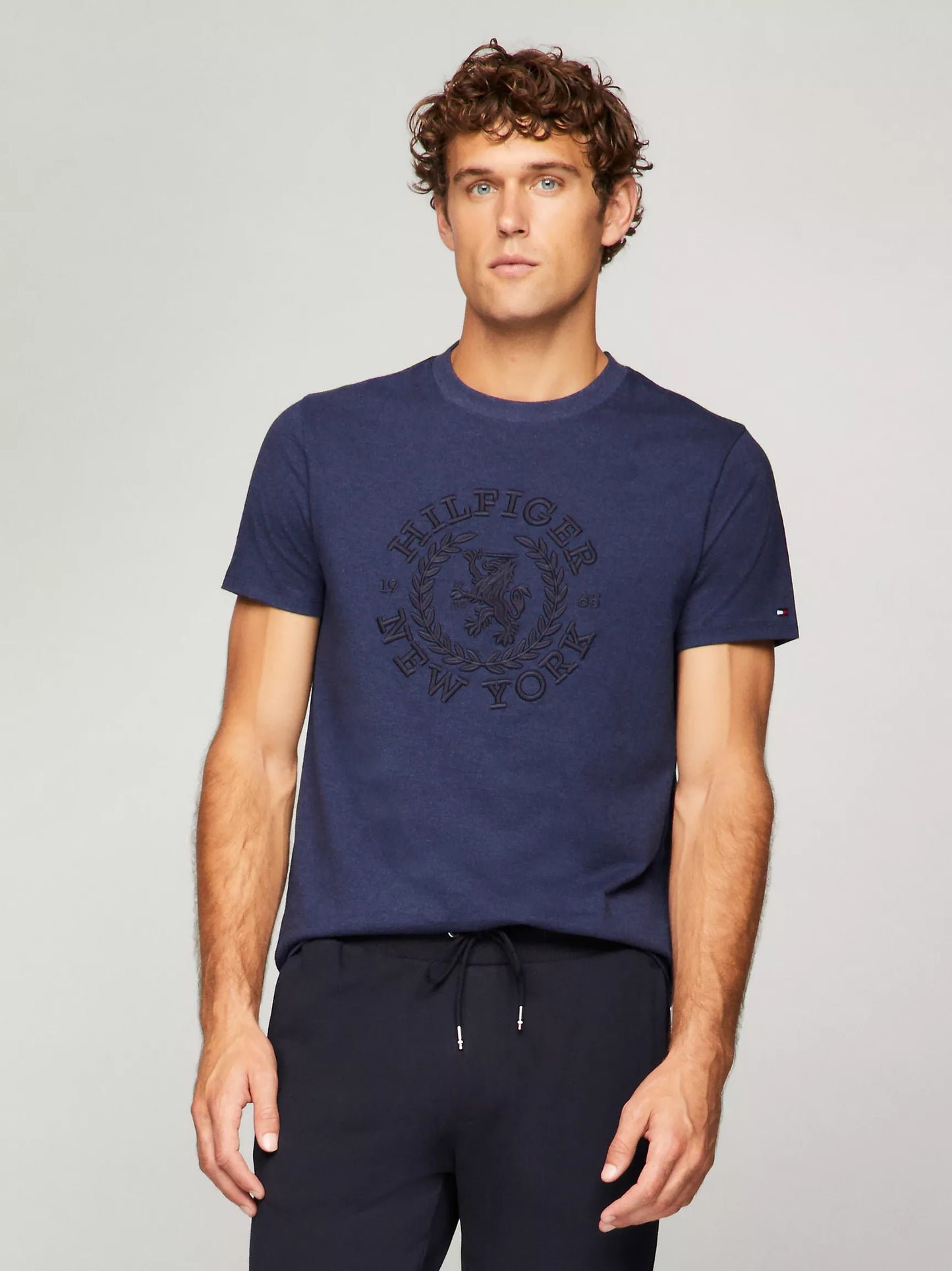Franela con logo y escudo Heritage bordado