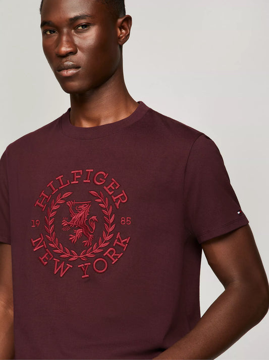 Franela con logo y escudo Heritage bordado