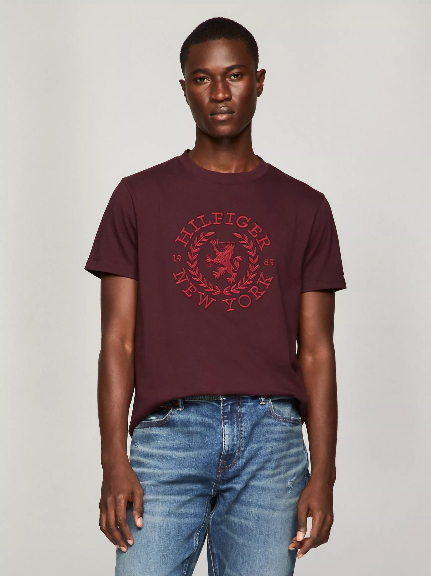Franela con logo y escudo Heritage bordado