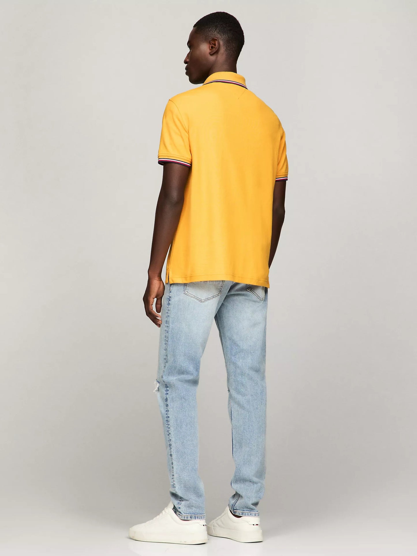 Chemise unicolor con cuello ribeteado