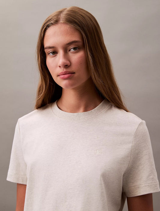 Franela cuello redondo unicolor con logo