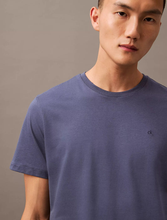 Franela cuello redondo unicolor con logo