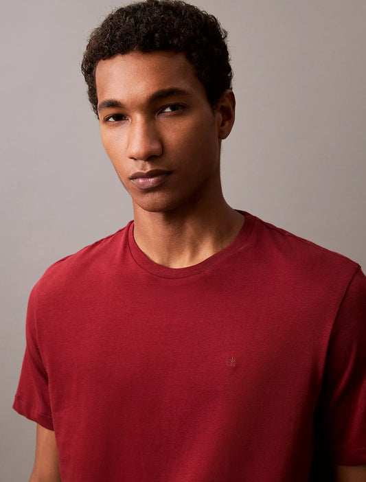 Franela cuello redondo unicolor con logo