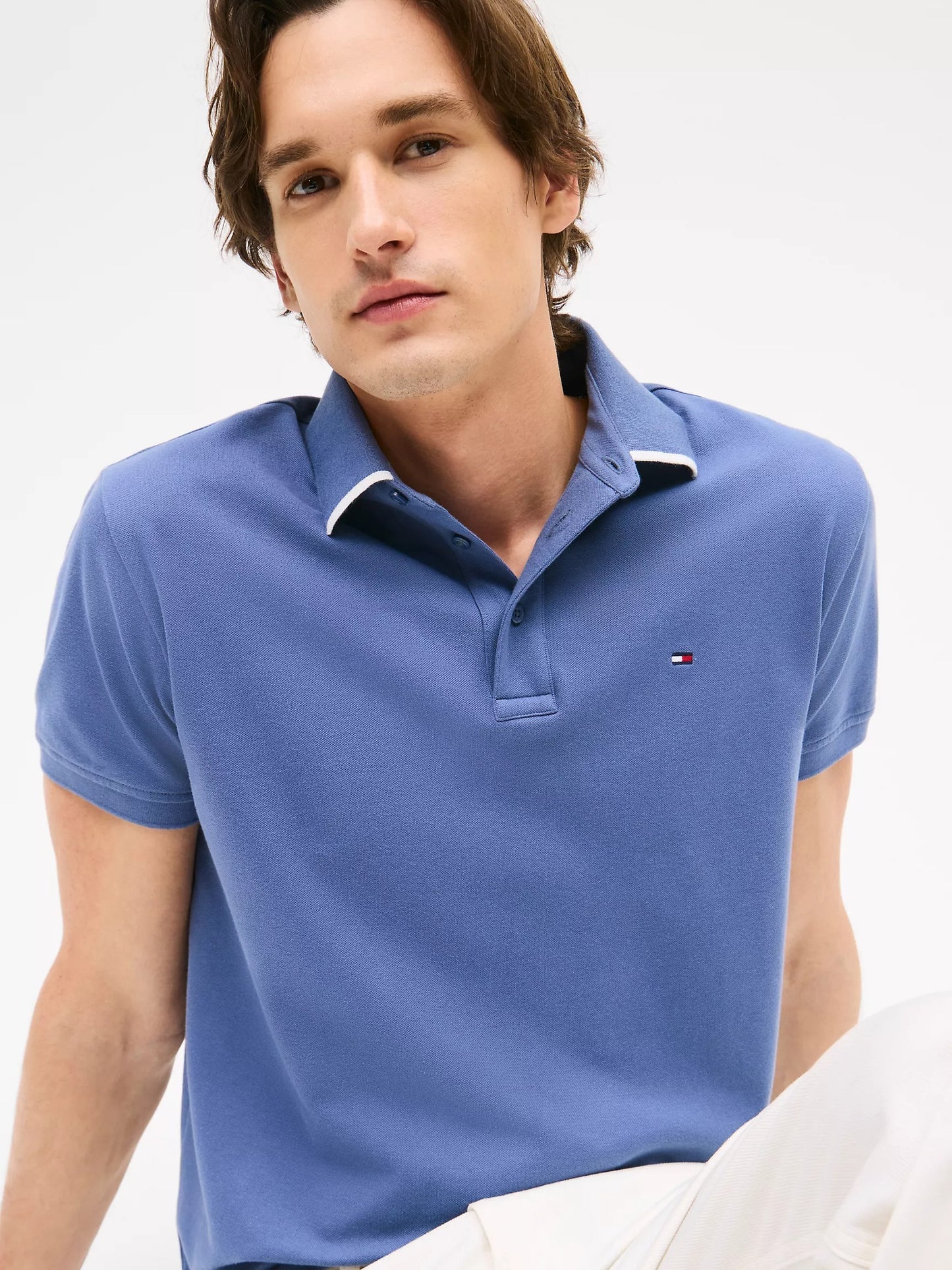 Chemise regular con logo en cuello