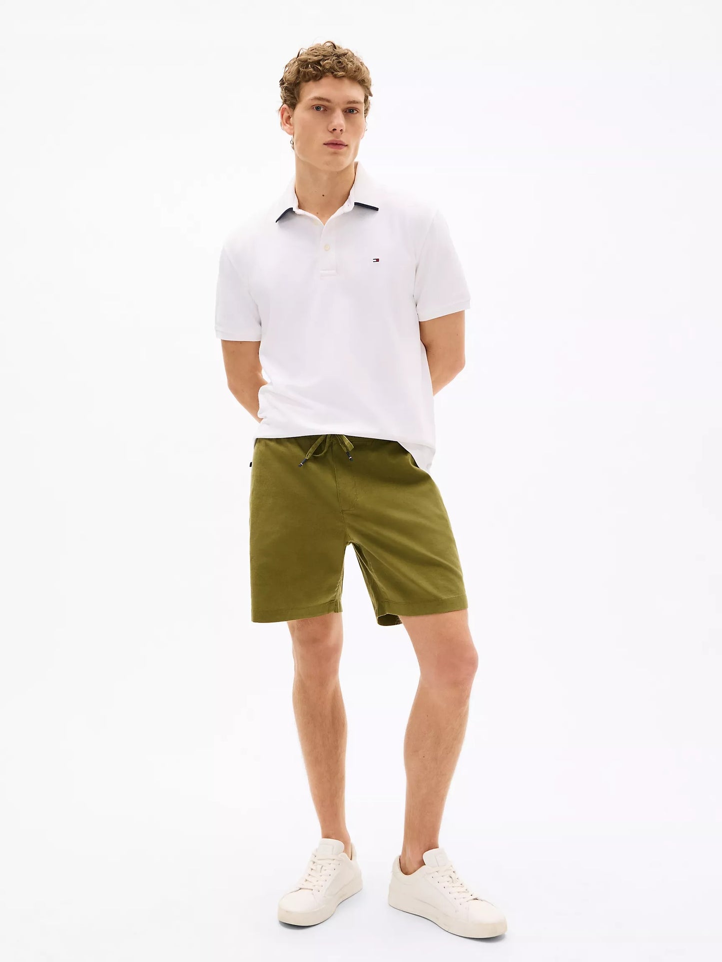 Chemise regular con logo en cuello