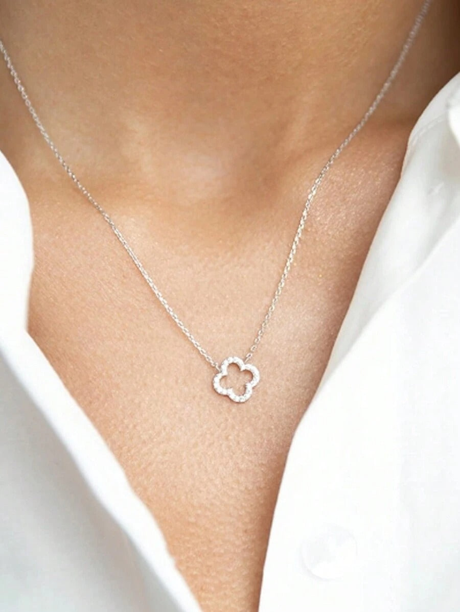 Collar con diseño de trébol
