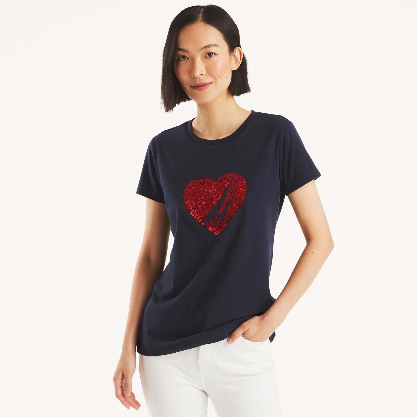 Franela cuello redondo con corazón de lentejuelas