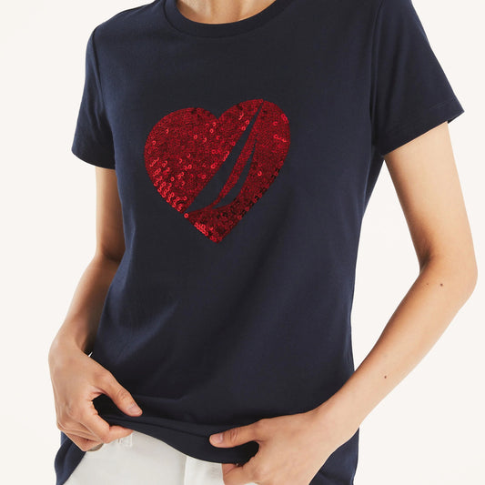 Franela cuello redondo con corazón de lentejuelas