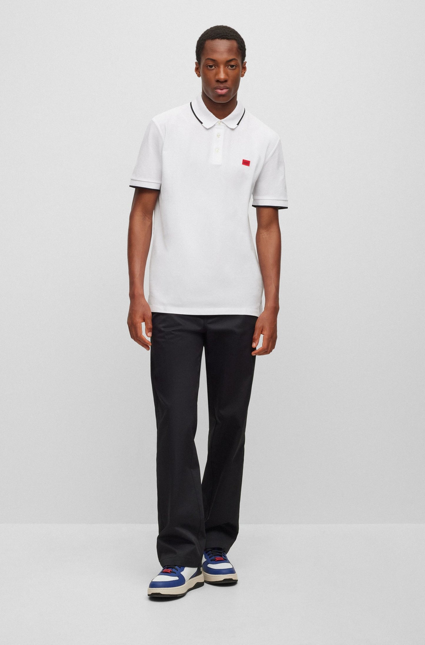 Chemise ajustada con cuello ribeteado y logo bordado