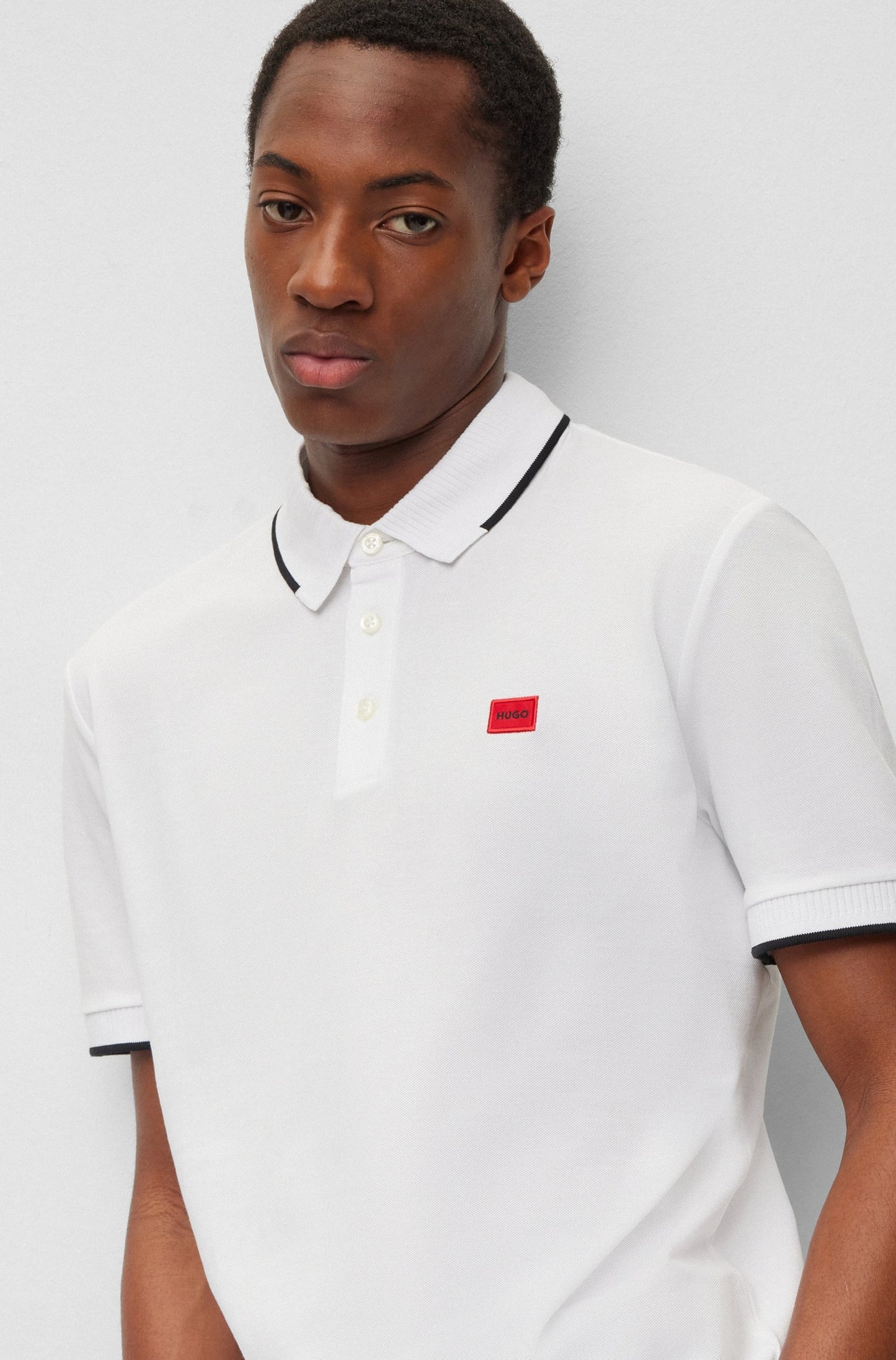 Chemise ajustada con cuello ribeteado y logo bordado