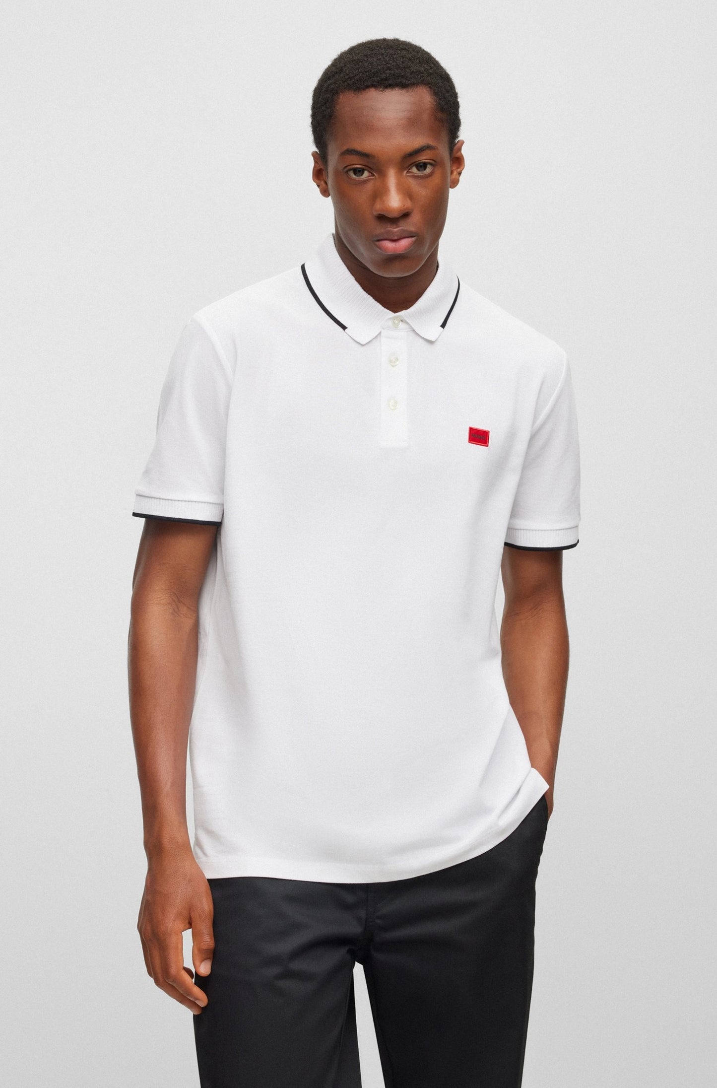 Chemise ajustada con cuello ribeteado y logo bordado
