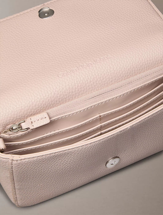 Cartera pequeña con logo y cadena