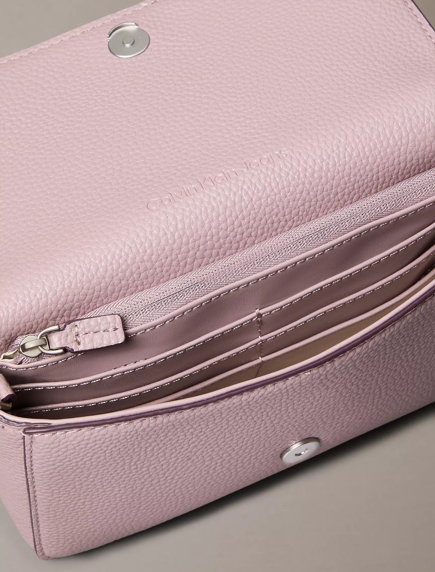 Cartera pequeña con logo