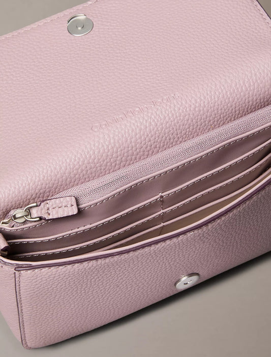 Cartera pequeña con logo y cadena