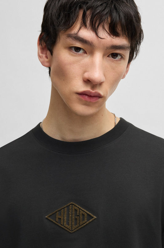 Franela holgada con logo bordado central y posterior