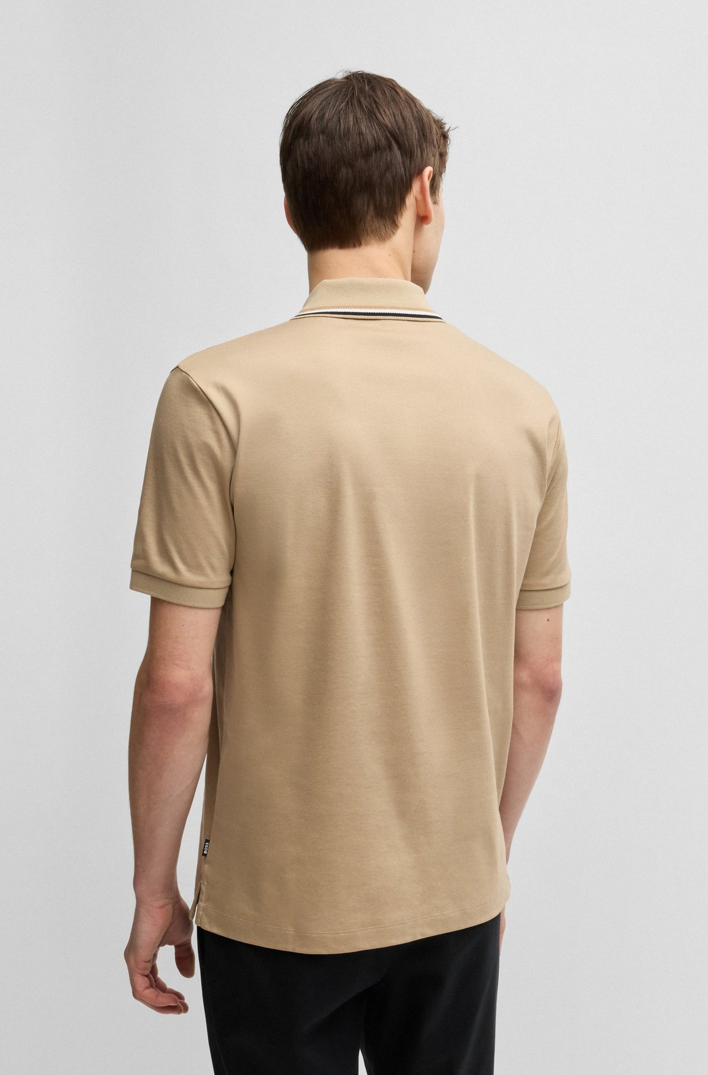 Chemise ajustada con logo estampado y cuello ribeteado