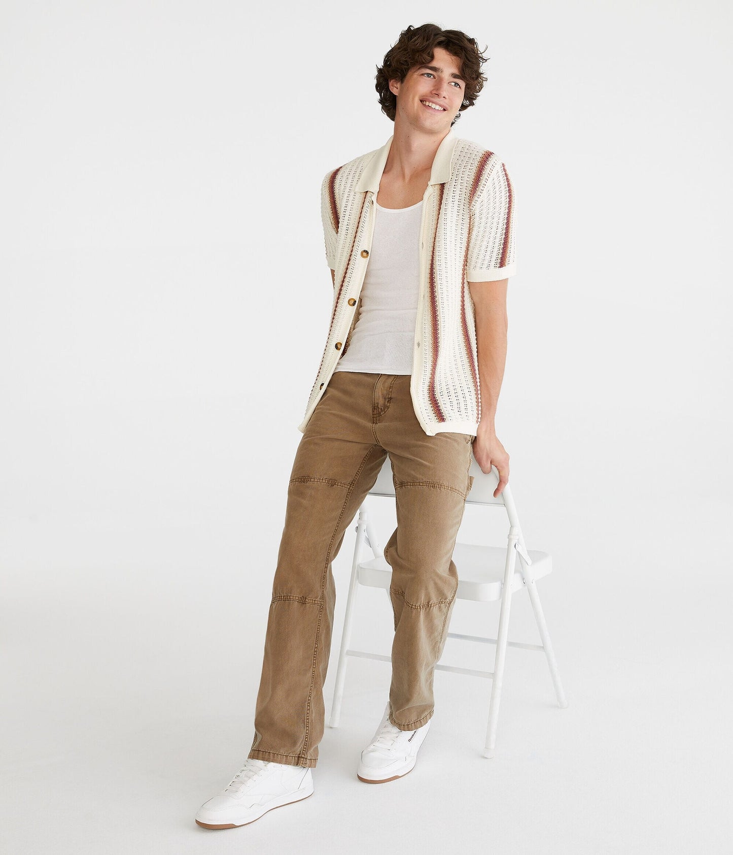 Pantalón holgado tipo carpintero