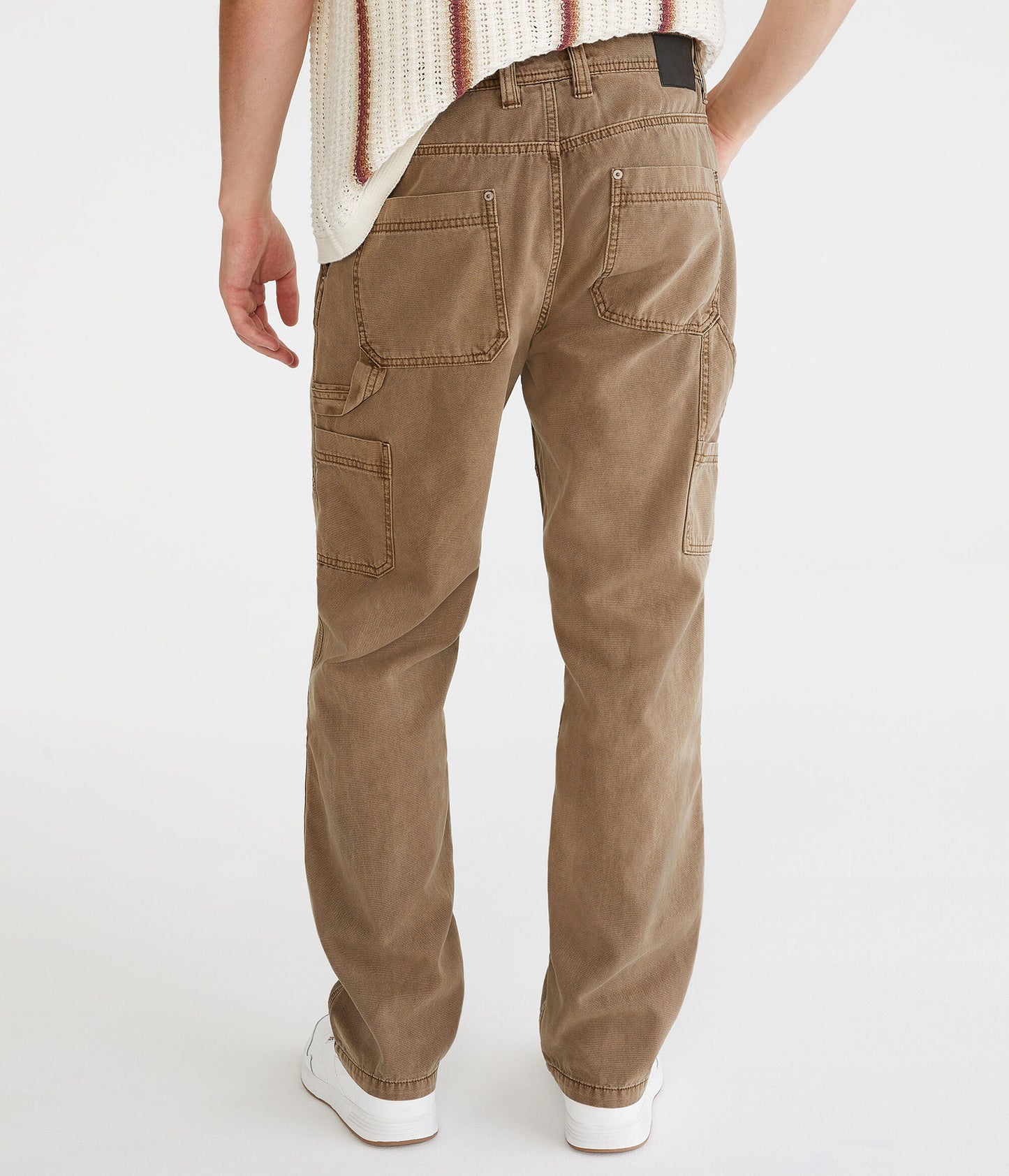 Pantalón holgado tipo carpintero