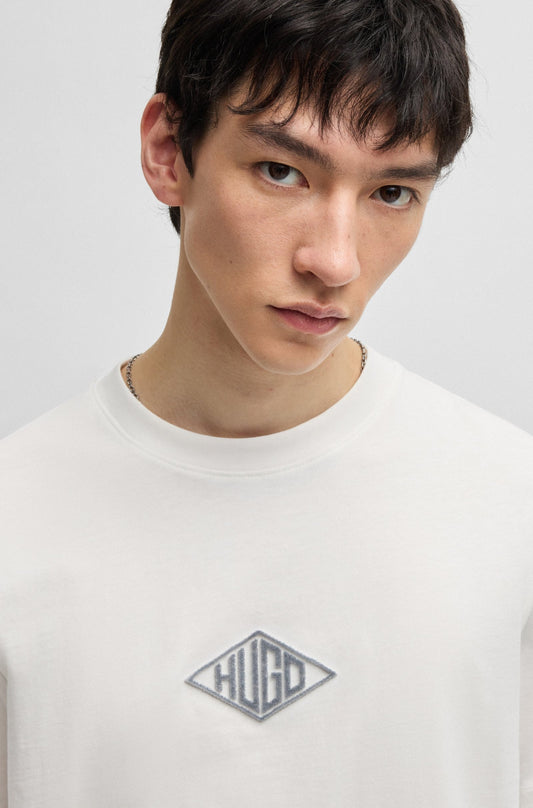 Franela holgada con logo bordado central y posterior