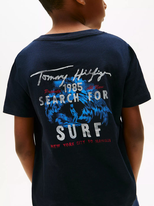 Franela con estamapdo de surf y logo posterior para niño