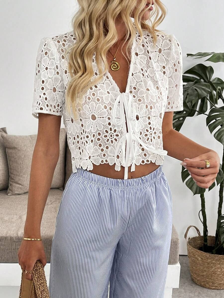 Top Bordado en forma de flores con lazos delanteros