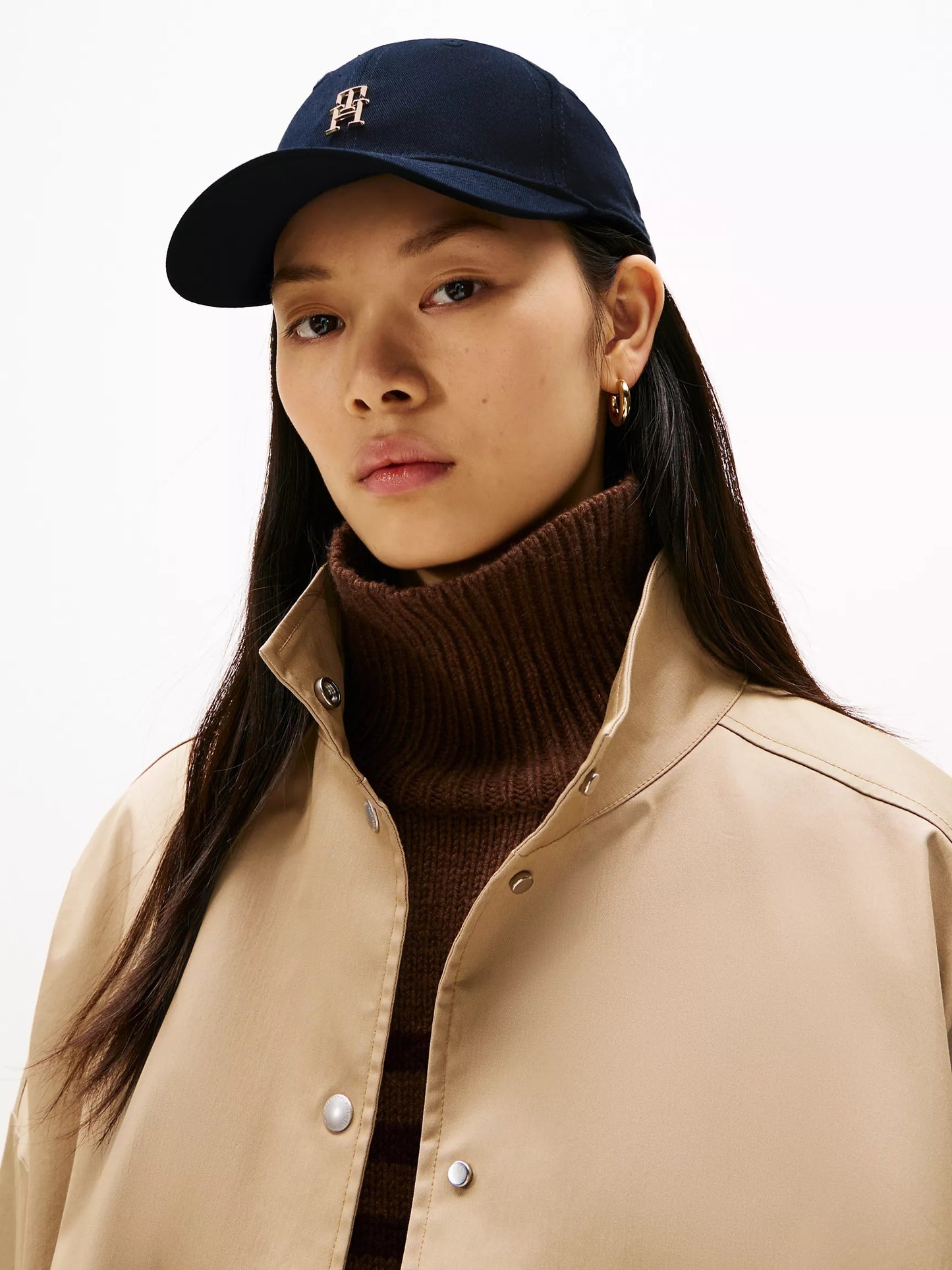 Gorra con logo en broche