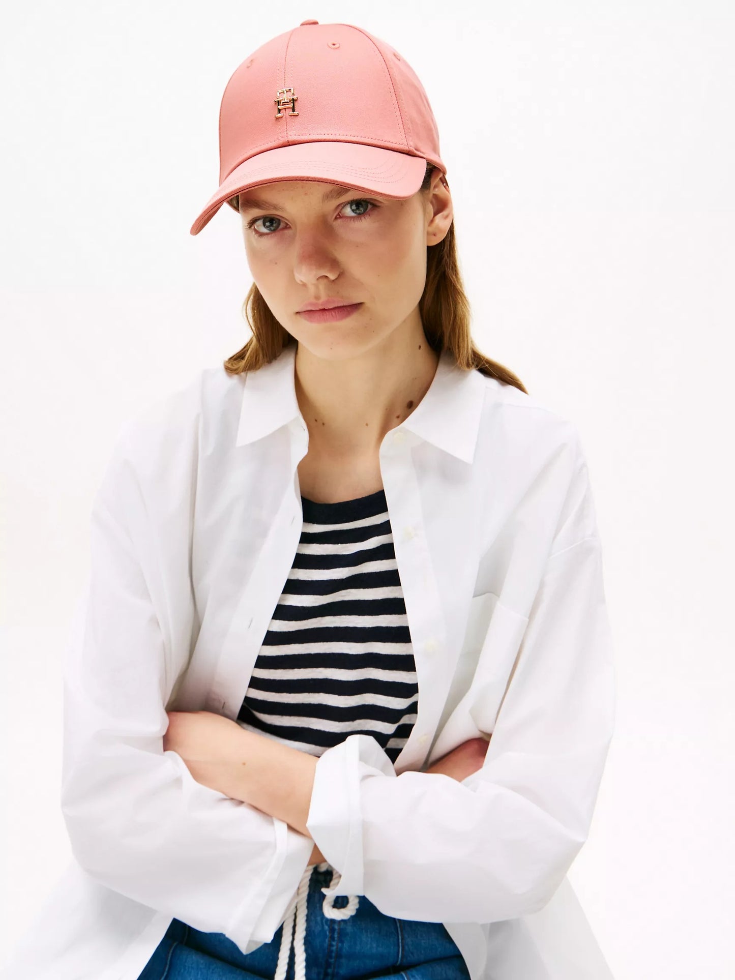 Gorra con logo en broche