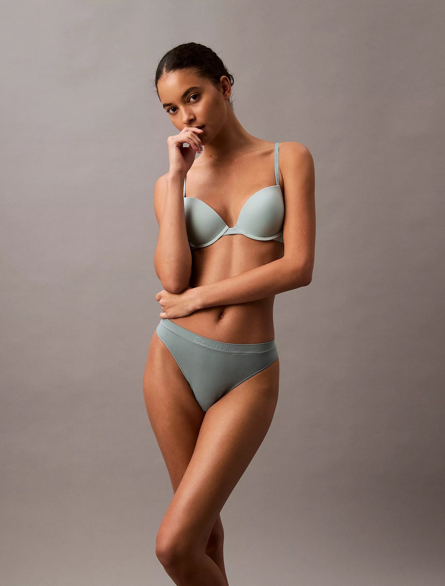 Panty elástica ajustada unicolor con logo tipo hilo